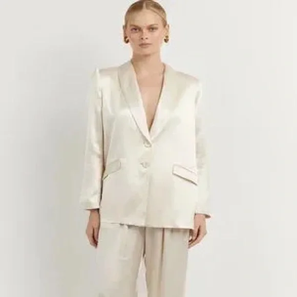 DISSH Oversized Kiah Pearl Satin Blazer US 4 NWT New jacket cream neutral button - Picture 3 of 16
